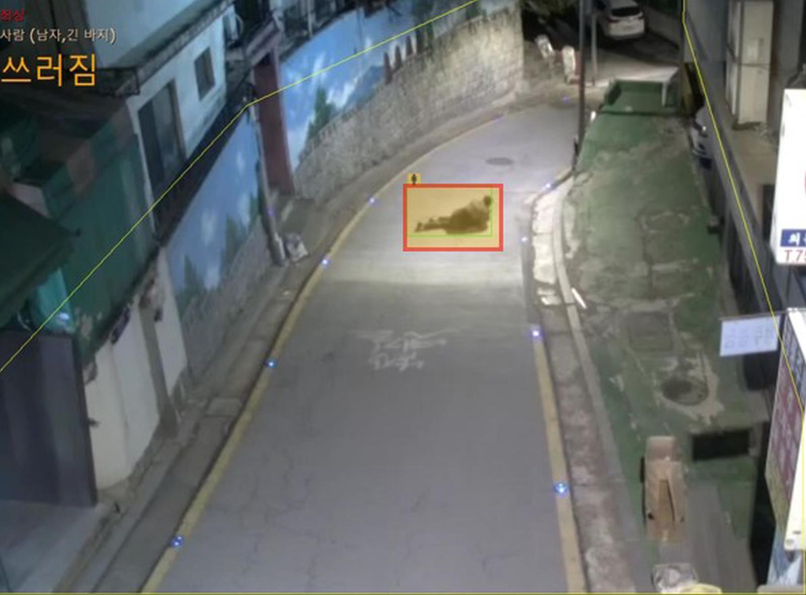 AI 지능형 CCTV가 쓰러진 사람을 인지해 모니터에 알림을 표출하는 모습. 중구 제공