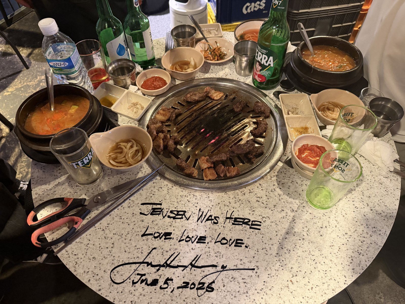 젠슨 황 엔비디아 CEO가 5일 삼겹살 회식을 한 서울 마포구 ‘형님 여기’의 테이블에 남긴 사인.