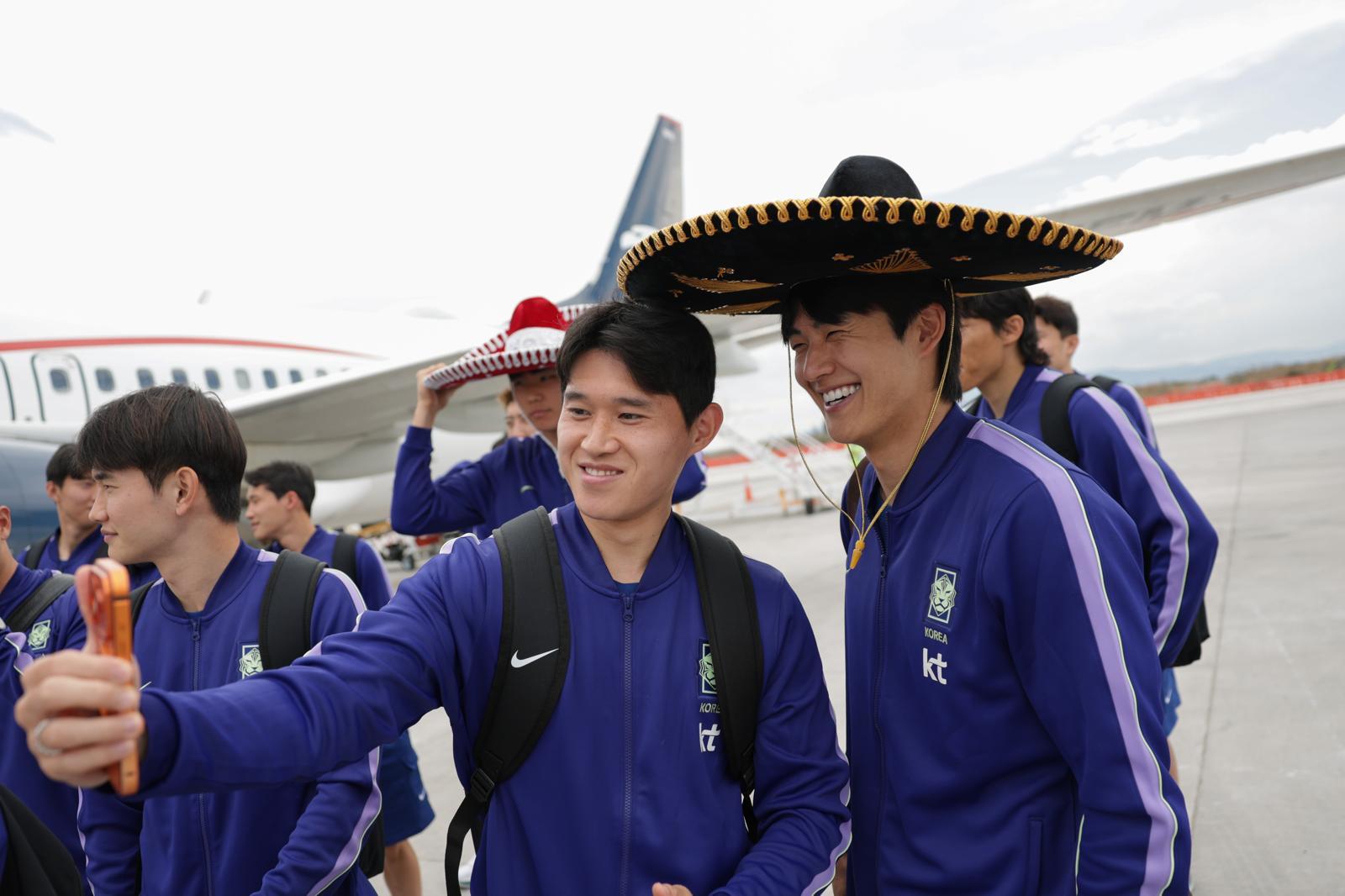 6일 과달라하라에 입성한 한국 축구 대표팀 설영우(오른쪽)가 선물로 받은 멕시코 전통 모자 ‘솜브레로’를 쓰고 이동경과 함께 셀카를 찍는 모습. 대한축구협회 제공
