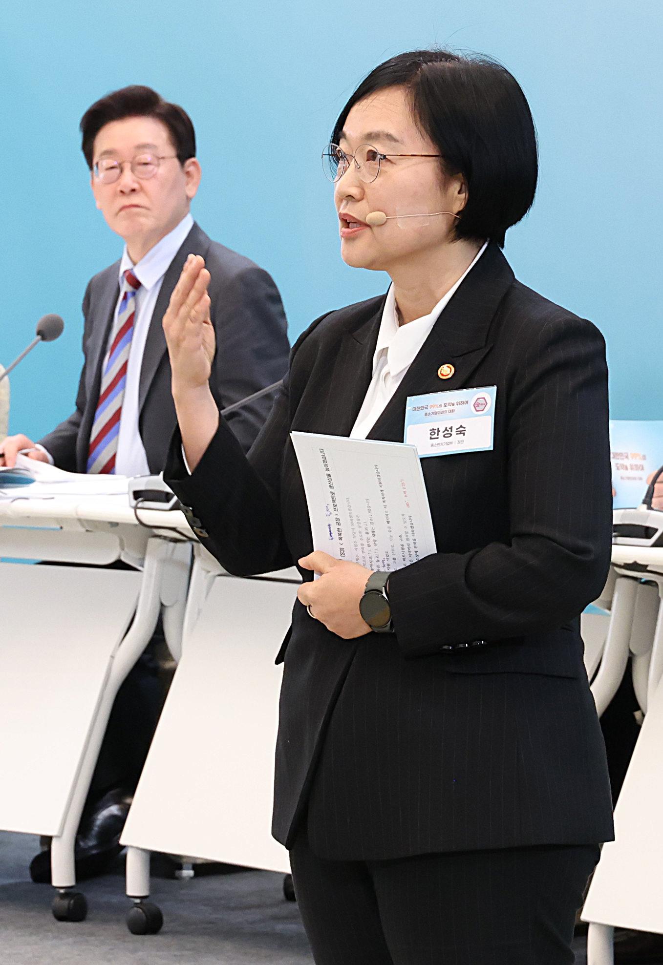 이재명 대통령이 7일 한성숙 중소벤처기업부 장관을 국무총리 후보자로 지명했다. 사진은 이 대통령이 올 3월 20일 청와대 영빈관에서 열린 중소기업인과의 대화에서 한 후보자의 발표를 듣고 있는 모습. 청와대사진기자단