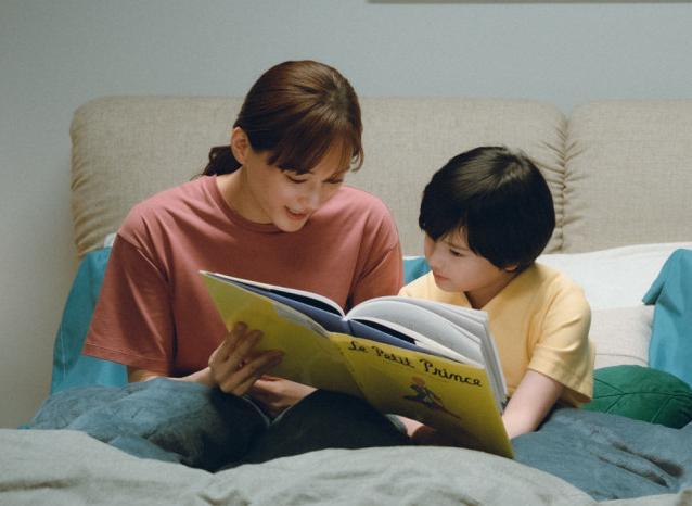 10일 개봉하는 ‘상자 속의 양’은 인공지능(AI)으로 만들어진 로봇 카케루(구와키 리무)가 아이를 잃은 부부의 삶에 들어오면서 벌어지는 이야기를 다룬 공상과학(SF) 영화다. 고레에다 히로카즈 감독의 10번째 칸 국제 영화제 초청작이기도 하다. NEW 제공