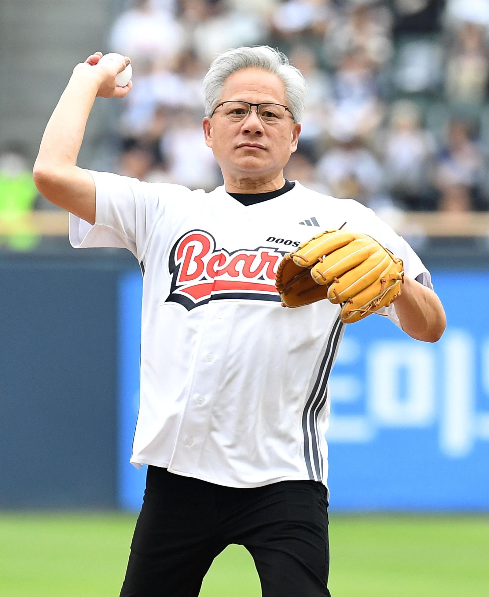 7일 잠실야구장에서 열린 KBO리그 두산과 키움의 경기. 시구를 하고 있는 젠슨 황. 사진공동취재단