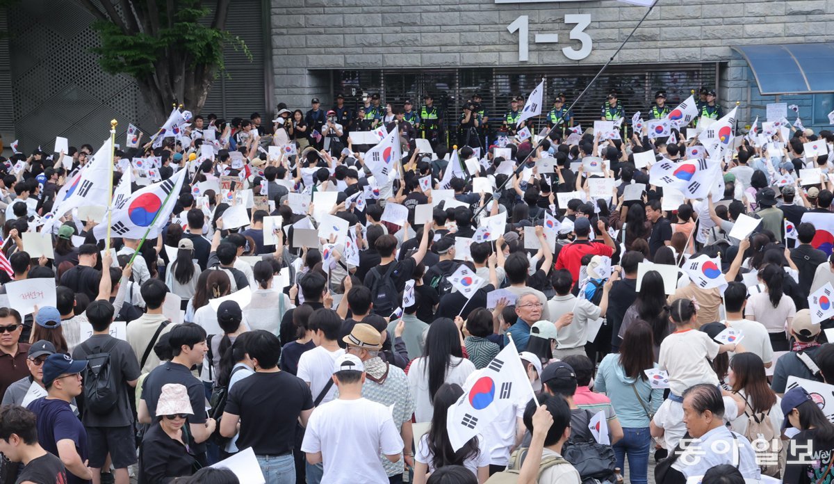 6·3 지방선거 투표용지 부족 사태에 반발한 시민들이 7일 오후 4시 반경 개표소가 마련된 서울 송파구 올림픽공원 핸드볼경기장 앞에 모여 재선거를 요구하는 구호를 외치며 태극기를 흔들고 있다. 5일 오전부터 이곳에서 시작된 집회는 사흘째 이어졌다. 장승윤 기자 tomato99@donga.com