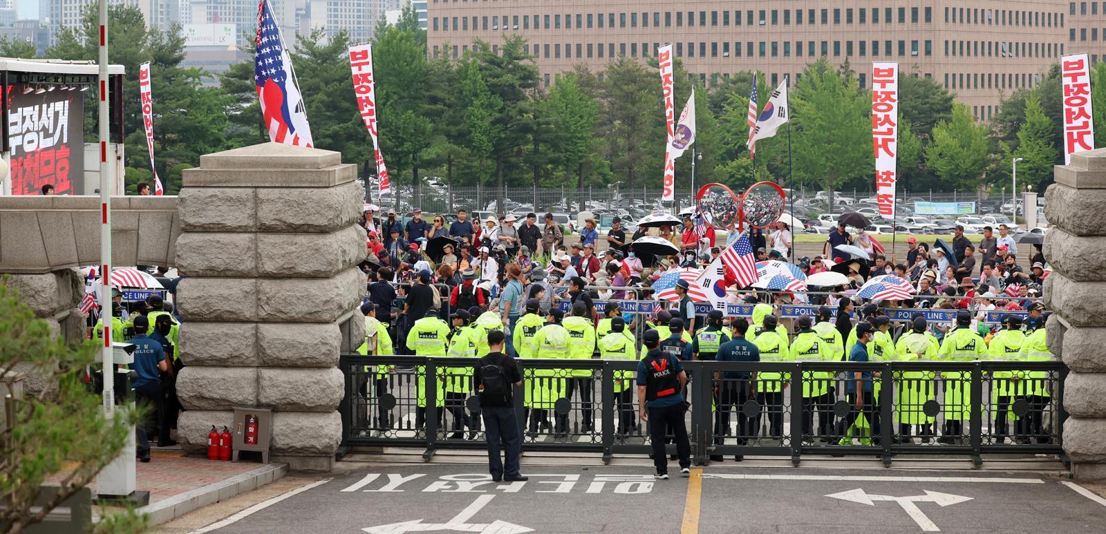 4일 경기 과천시 중앙선거관리위원회 과천청사 앞에서 투표용지 부족 사태 관련 항의 집회가 열리고 있다. 2026.06.04 과천=뉴시스