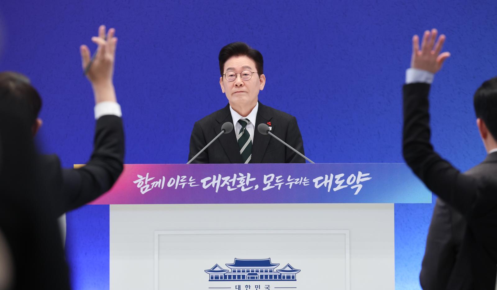 이재명 대통령이 지난 1월 21일 청와대 영빈관에서 열린 신년 기자회견에서 취재진 질문을 받고 있다. 2026.1.21 뉴스1