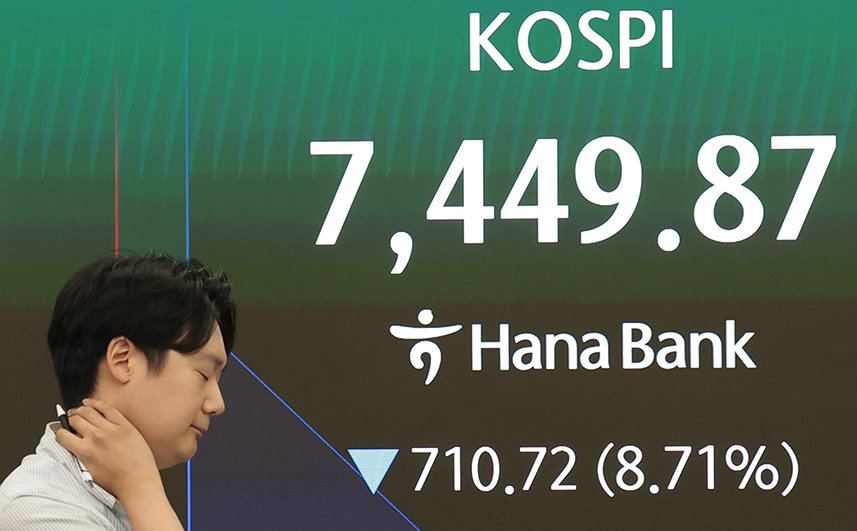 코스피 지수가 개장과 함께 폭락해 서킷 브레이커가 발동된 8일 오전 서울 중구 하나은행 딜링룸에 코스피 지수가 나타나고 있다. 2026.6.8/뉴스1