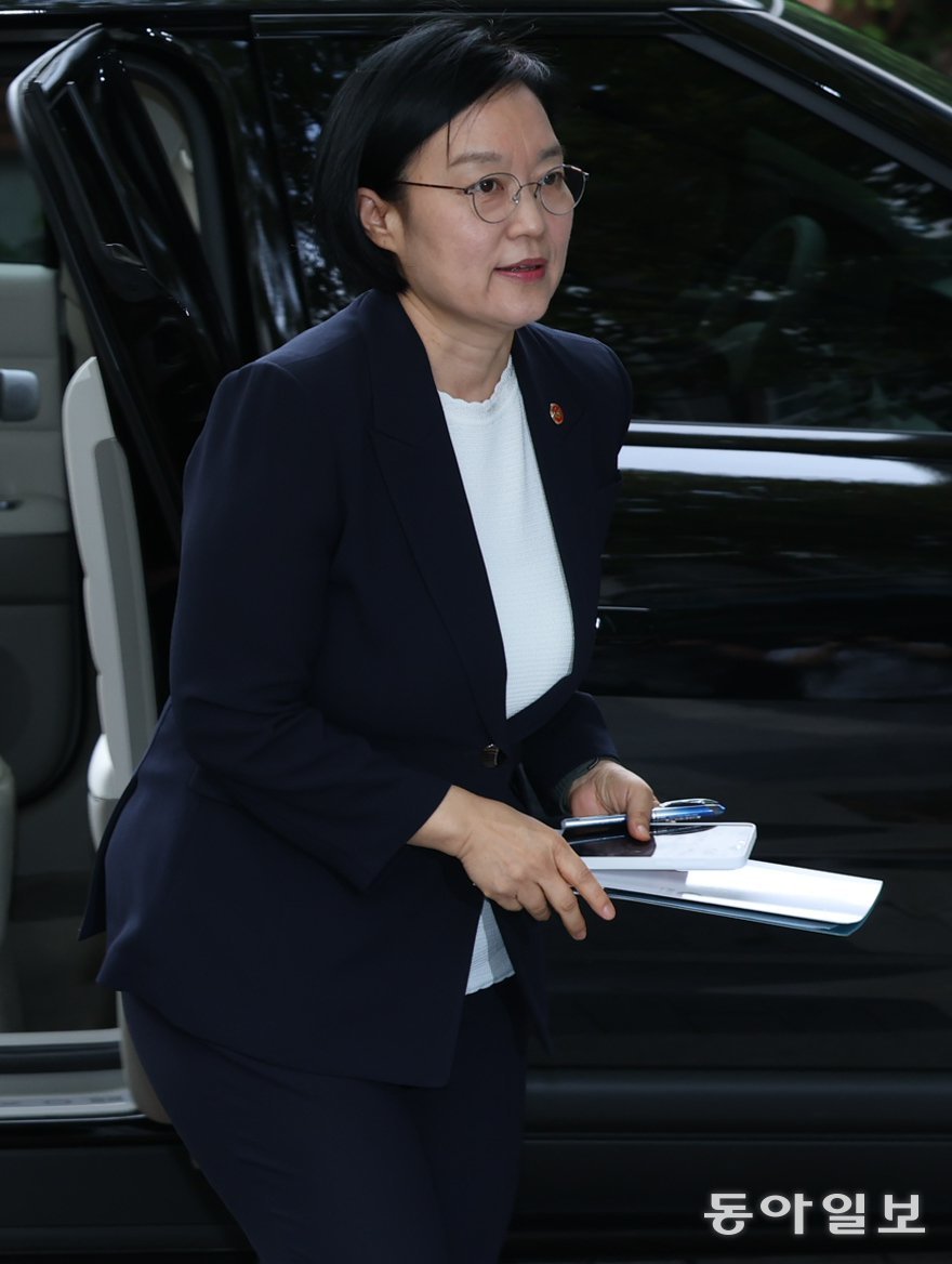 한성숙 국무총리 후보가 8일 오전 청문회 준비 사무실이 마련된 서울 금융감독원 연수원에 출근하고 있다. 변영욱 기자 cut@donga.com