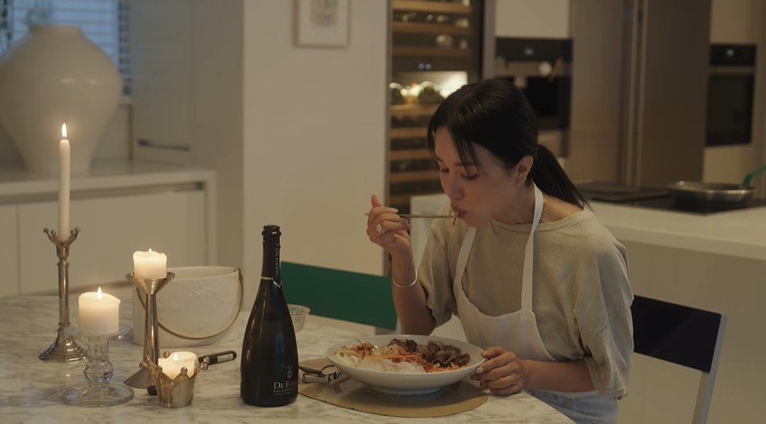 엄정화, 56세 몸매 비결…밀가루 쏙 뺀 ‘비빔국수 샐러드’