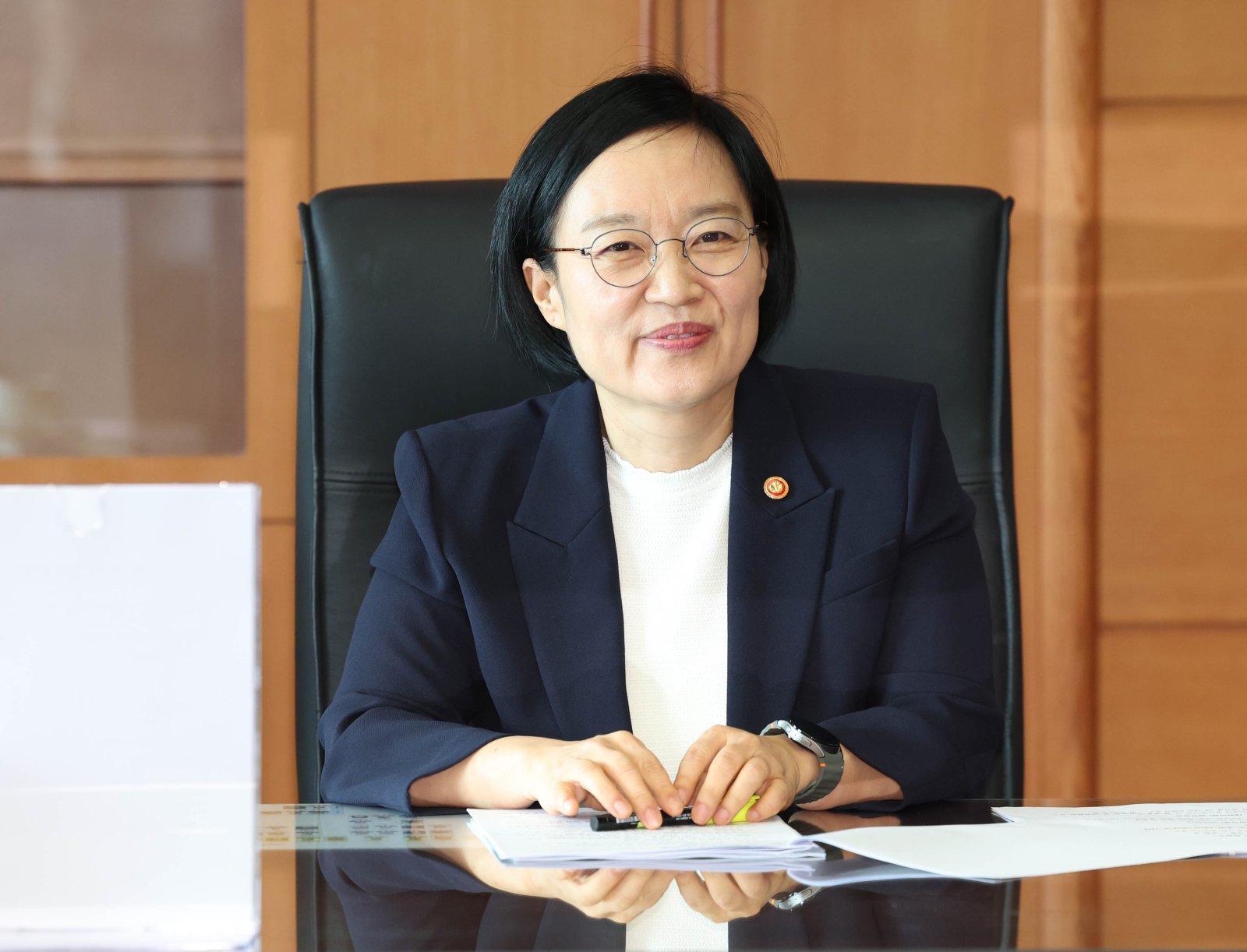 한성숙 국무총리 후보자가 8일 오전 서울 종로구 금융감독원 연수원에 마련된 인사청문회 준비사무실 집무실에서 자료를 검토하고 있다. 2026.06.08. 서울=뉴시스