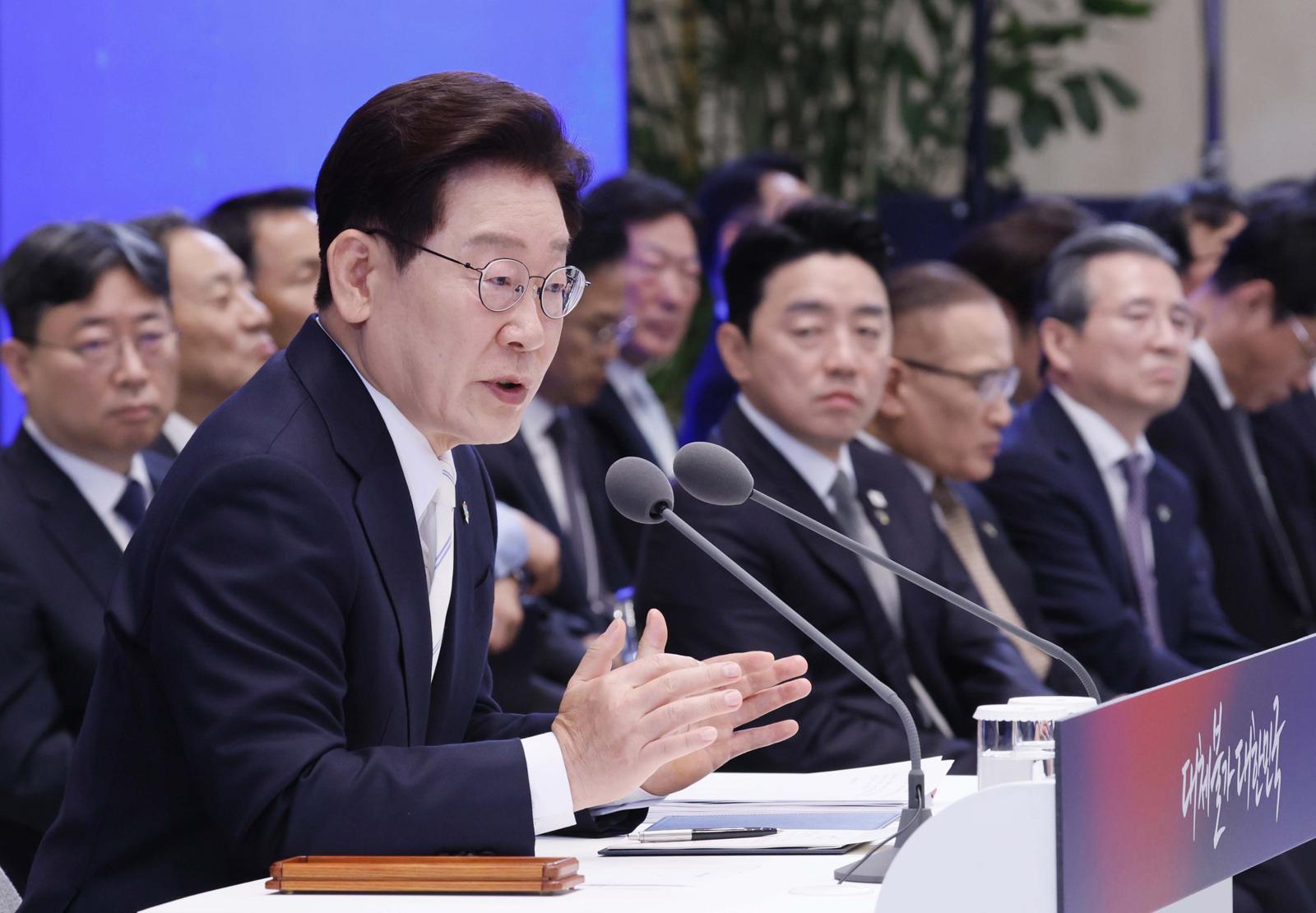 이재명 대통령이 8일 청와대에서 열린 취임 1주년 기자회견에서 취재진의 질문에 답하고 있다. 2026.06.08. 청와대사진기지단