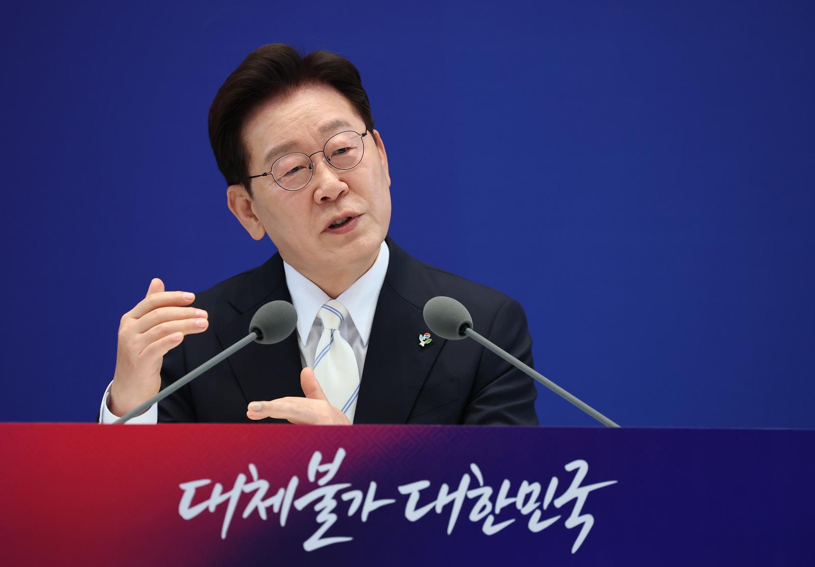 李, 투표용지 사태에 “부정선거론과 달라…청년들 존경”