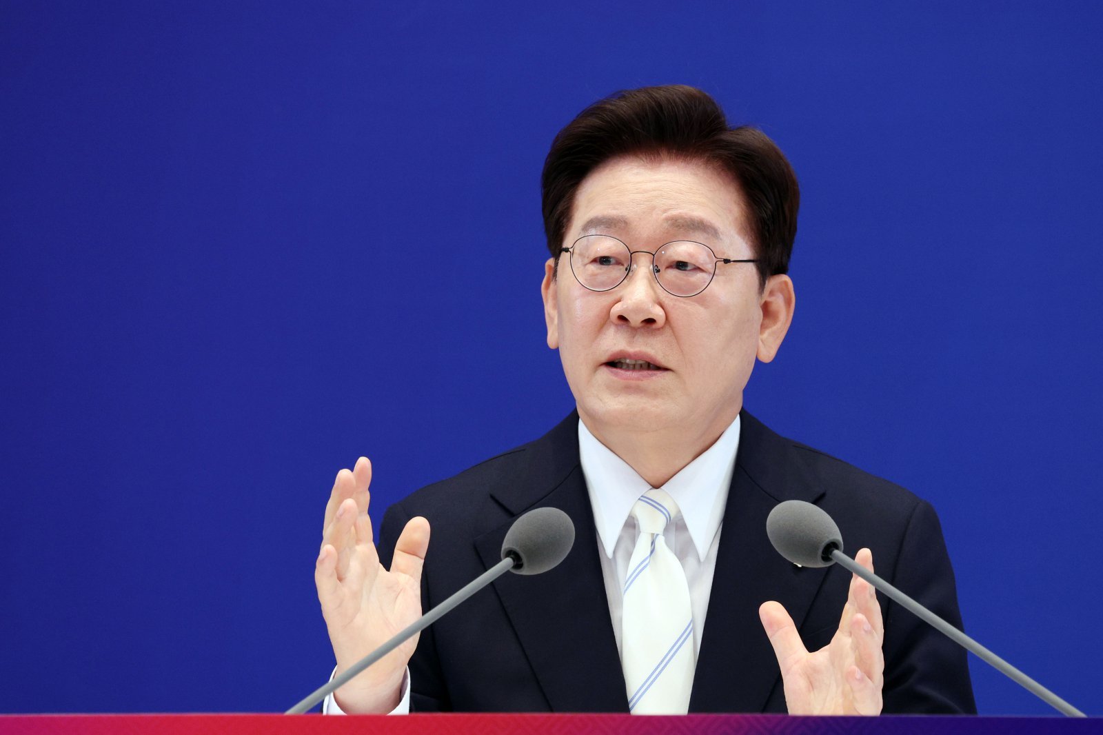 李 “남북관계, 오른손은 때려도 왼손은 잡아야…평화통일 지향 포기못해”
