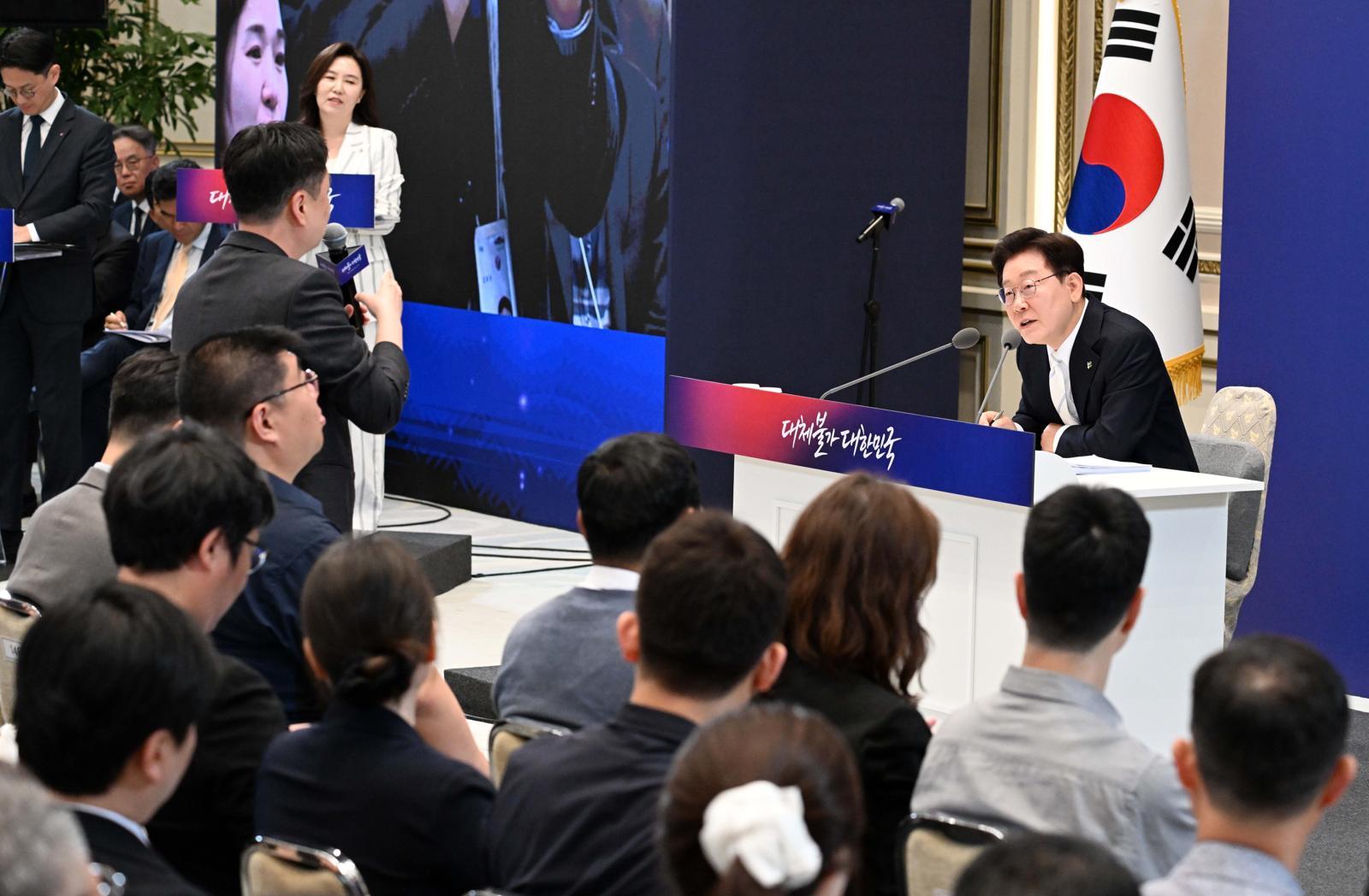 李 “안할 수는 없다”…조작기소 특검론 재부상