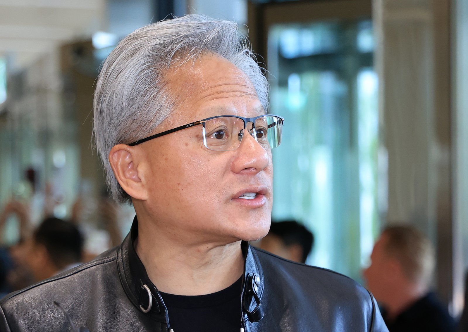 젠슨 황 엔비디아 최고경영자(CEO)가 8일 서울 영등포구 LG그룹 사옥에서 취재진 질문에 답하고 있다. 2026.6.8 뉴스1