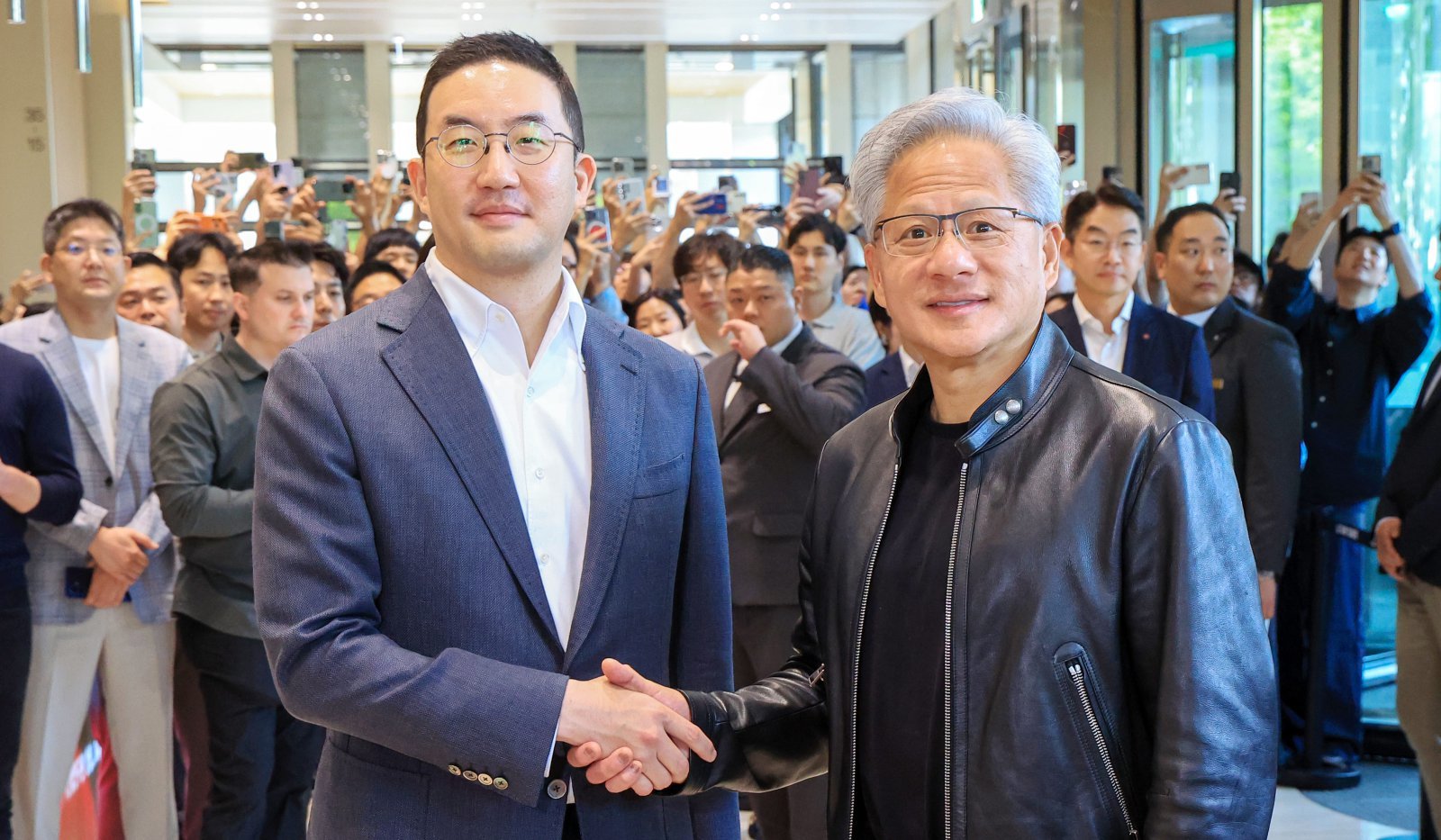 젠슨 황 엔비디아 최고경영자(CEO)와 구광모 LG회장이 8일 서울 영등포구 LG그룹 사옥에서 악수를 나누고 있다. 2026.6.8 뉴스1