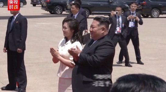 시진핑 평양 도착, 김정은·리설주 공항서 직접 영접