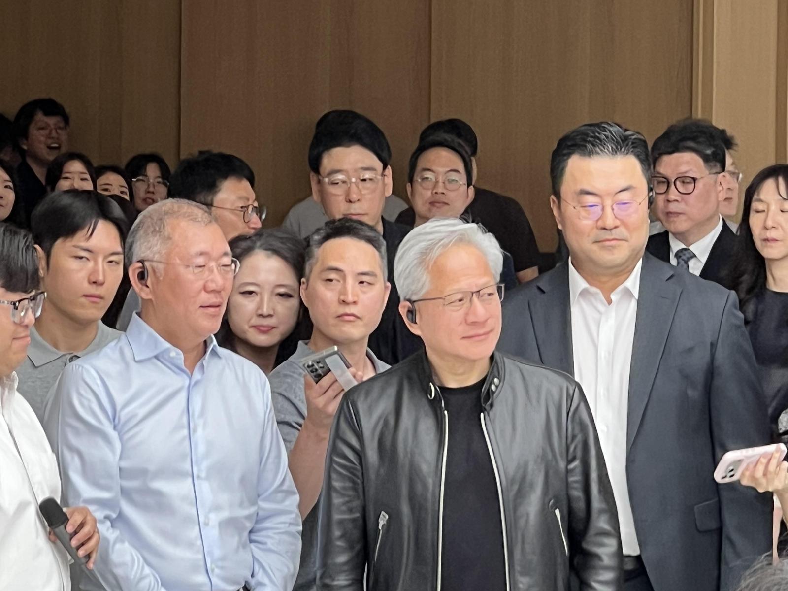 젠슨 황 엔비디아 최고경영자(CEO)가 10일 서울 양재동 현대차그룹 본사를 방문해 직원들의 환대를 받고 있다. 사진=김민범 기자 mbkim@donga.com