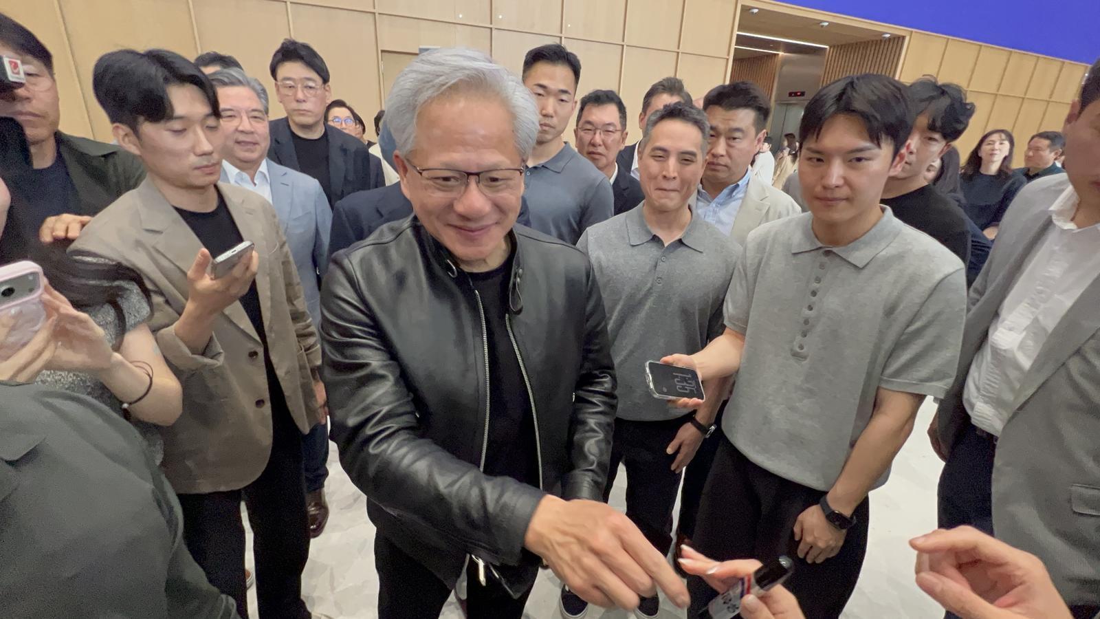 젠슨 황 엔비디아 최고경영자(CEO)가 10일 서울 양재동 현대차그룹 본사를 방문해 직원들의 환대를 받고 있다. 사진=김민범 기자 mbkim@donga.com