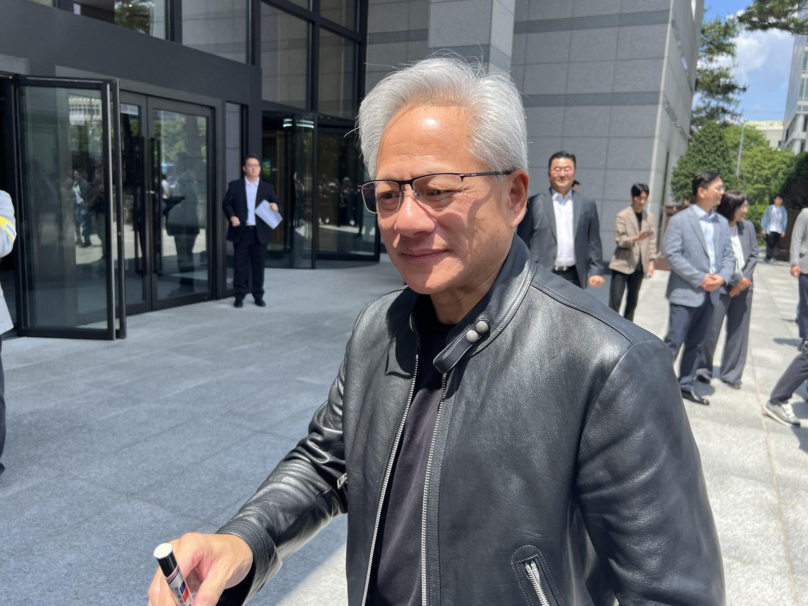 젠슨 황 엔비디아 최고경영자(CEO)가 10일 서울 양재동 현대차그룹 본사를 방문해 직원들의 환대를 받고 있다. 사진=김민범 기자 mbkim@donga.com