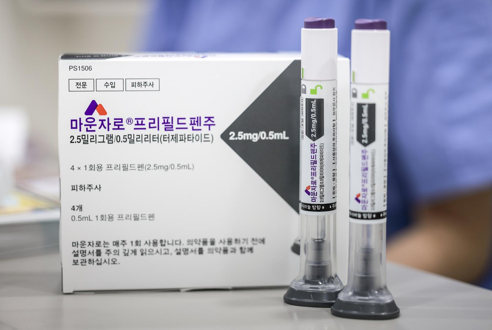 20일 서울 종로구 종로베스트의원에 비만치료제 ‘마운자로’가 놓여 있다.   이 약은 주 1회 투여로 GIP 수용체 및 GLP-1 수용체에 선택적으로 결합해 활성화하도록 설계된 주사제다. 인슐린 분비 촉진, 인슐린 민감도 개선, 글루카곤 농도 감소를 통한 혈당 강하, 위 배출 지연을 통한 음식 섭취 감소 및 체중 감소에 도움을 준다. 2025.08.20 [서울=뉴시스]