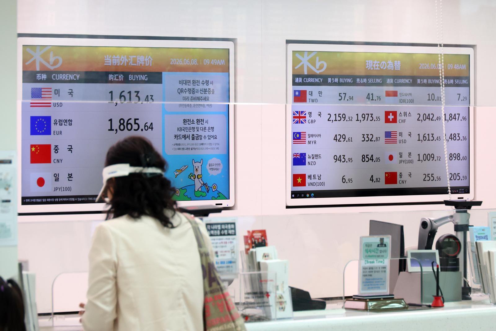 시중은행 달러 예금 금리도 한 달 새 0.58%↑…신한銀 지난달 말 금리 올려
