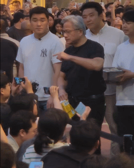 젠슨 황 엔비디아 최고경영자(CEO)가 5일 오후 서울 마포구 홍대입구역 인근에서 ‘세븐셀렉트 허니바나나맛 HBM칩’을 시민들에게 나눠주고 있다. 박태근 기자 ptk@donga.com