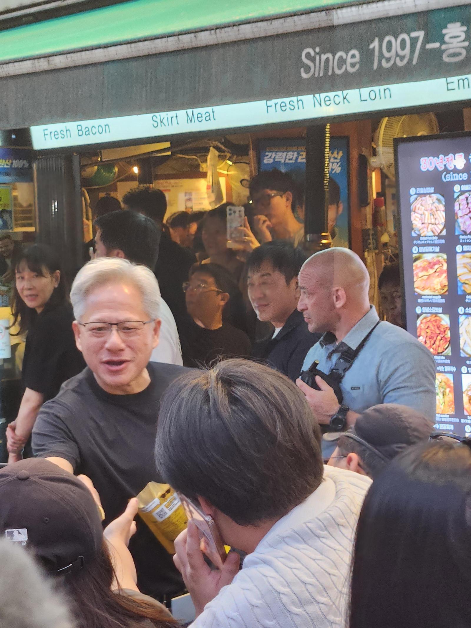 젠슨 황 엔비디아 최고경영자(CEO)가 5일 오후 서울 마포구 홍대입구역 인근에서 ‘세븐셀렉트 허니바나나맛 HBM칩’을 시민들에게 나눠주고 있다. 박태근 기자 ptk@donga.com