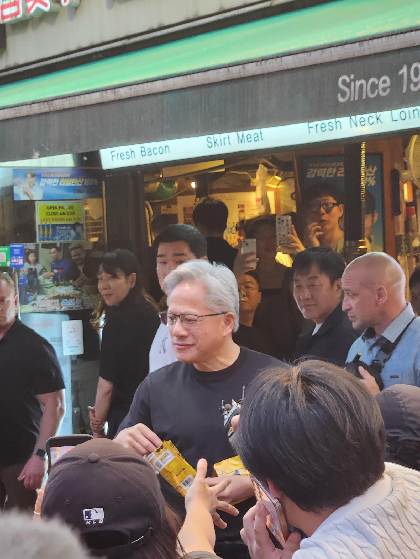 젠슨 황 한 번 뿌렸을 뿐인데…‘HBM칩’ 판매 766% 급증