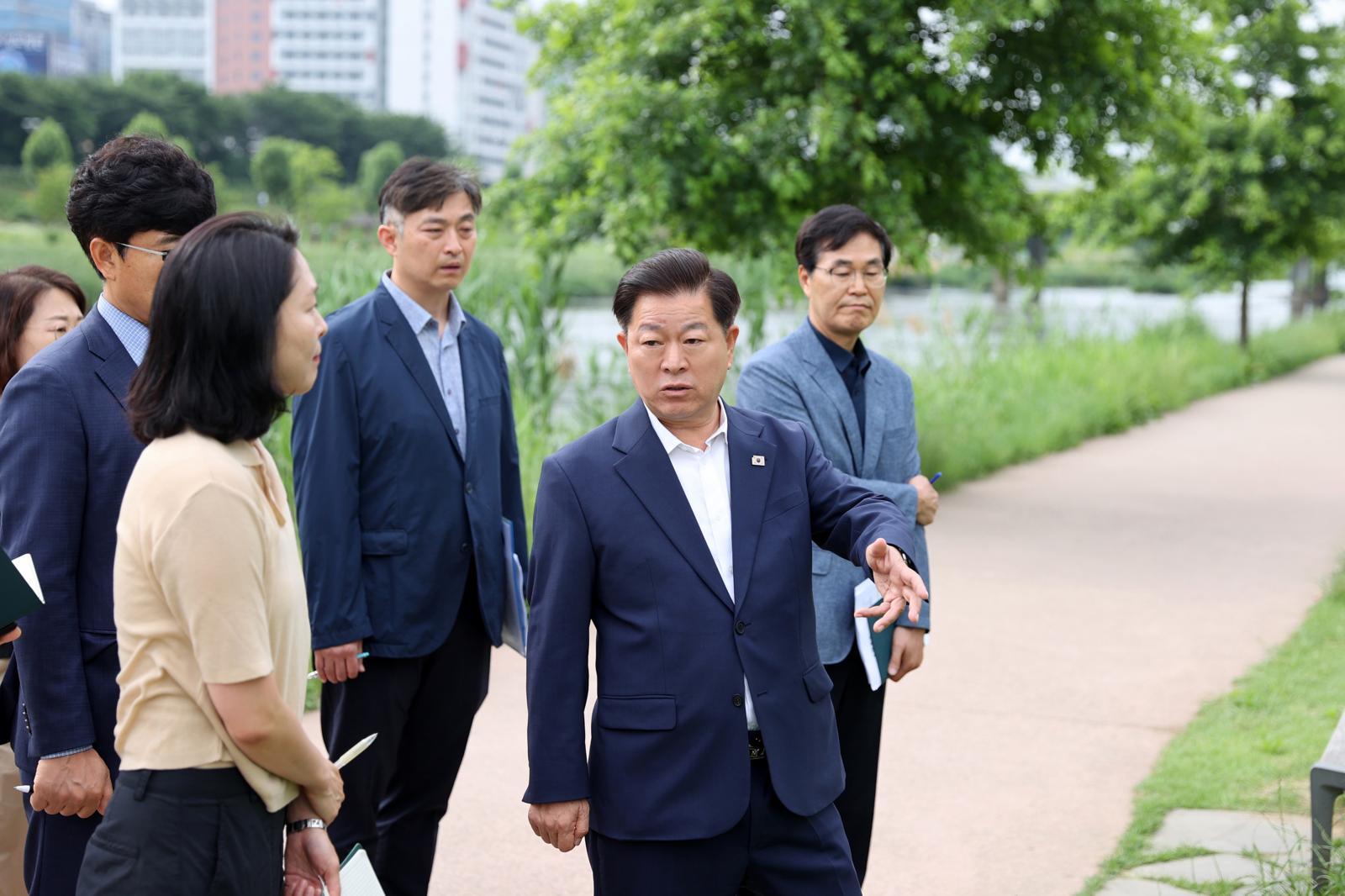 당선 후 첫 일정은 안양천…박승원 광명시장 “시민 안전·민생부터 챙길 것”