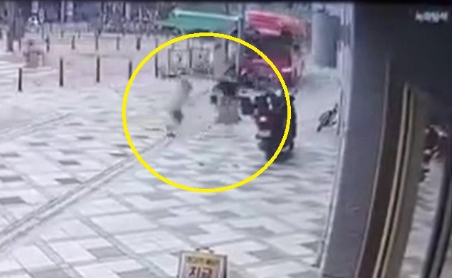 “혼신의 힘을 다했다”…인도로 돌진하는 버스 피한 엄마와 아들