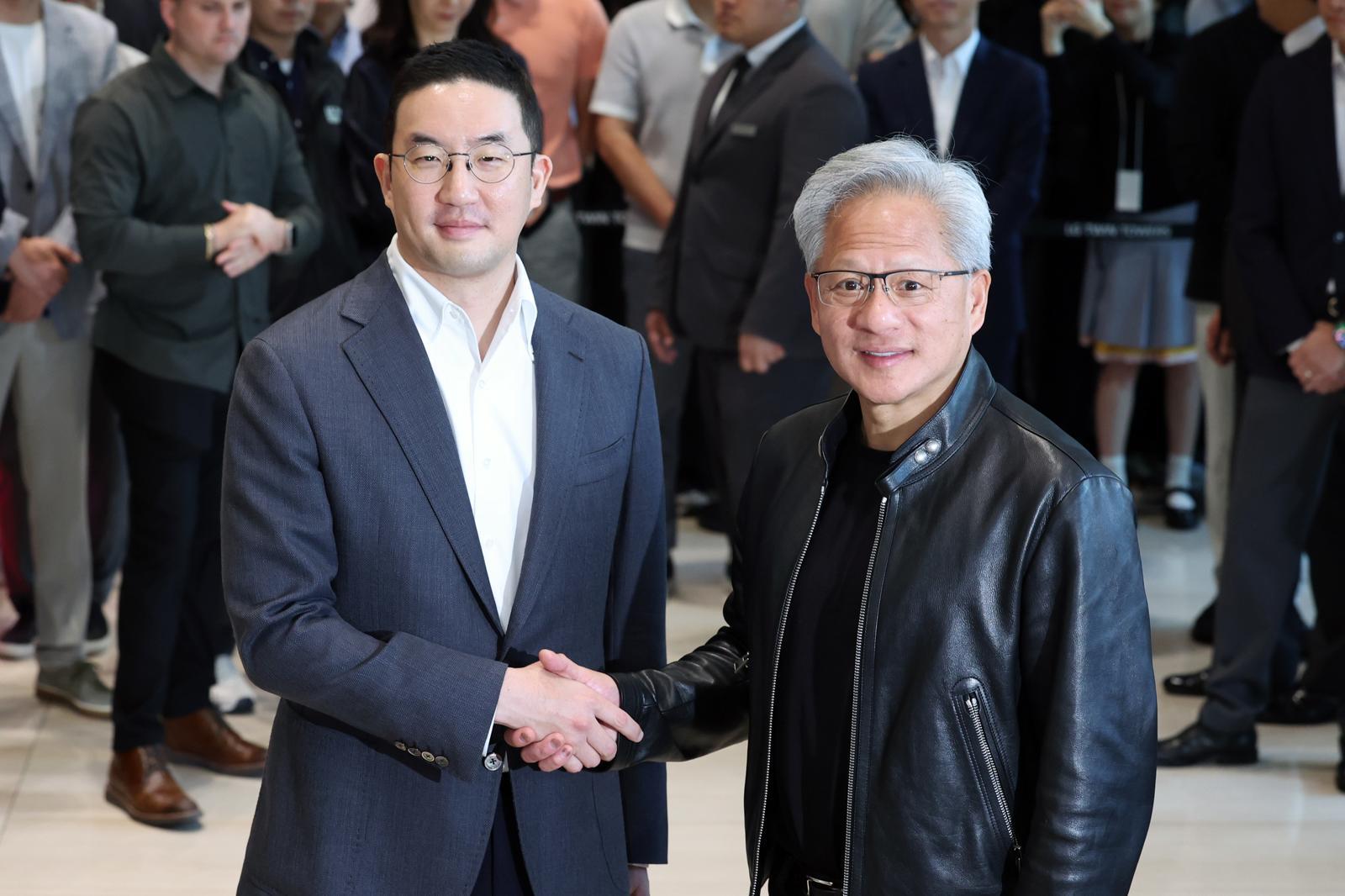 젠슨 황(오른쪽) 엔비디아 최고경영자(CEO)가 8일 서울 영등포구 여의도 LG트윈타워에서 구광모 LG그룹 회장과 회동을 마친 뒤 악수하고 있다. 2026.06.08 [서울=뉴시스]