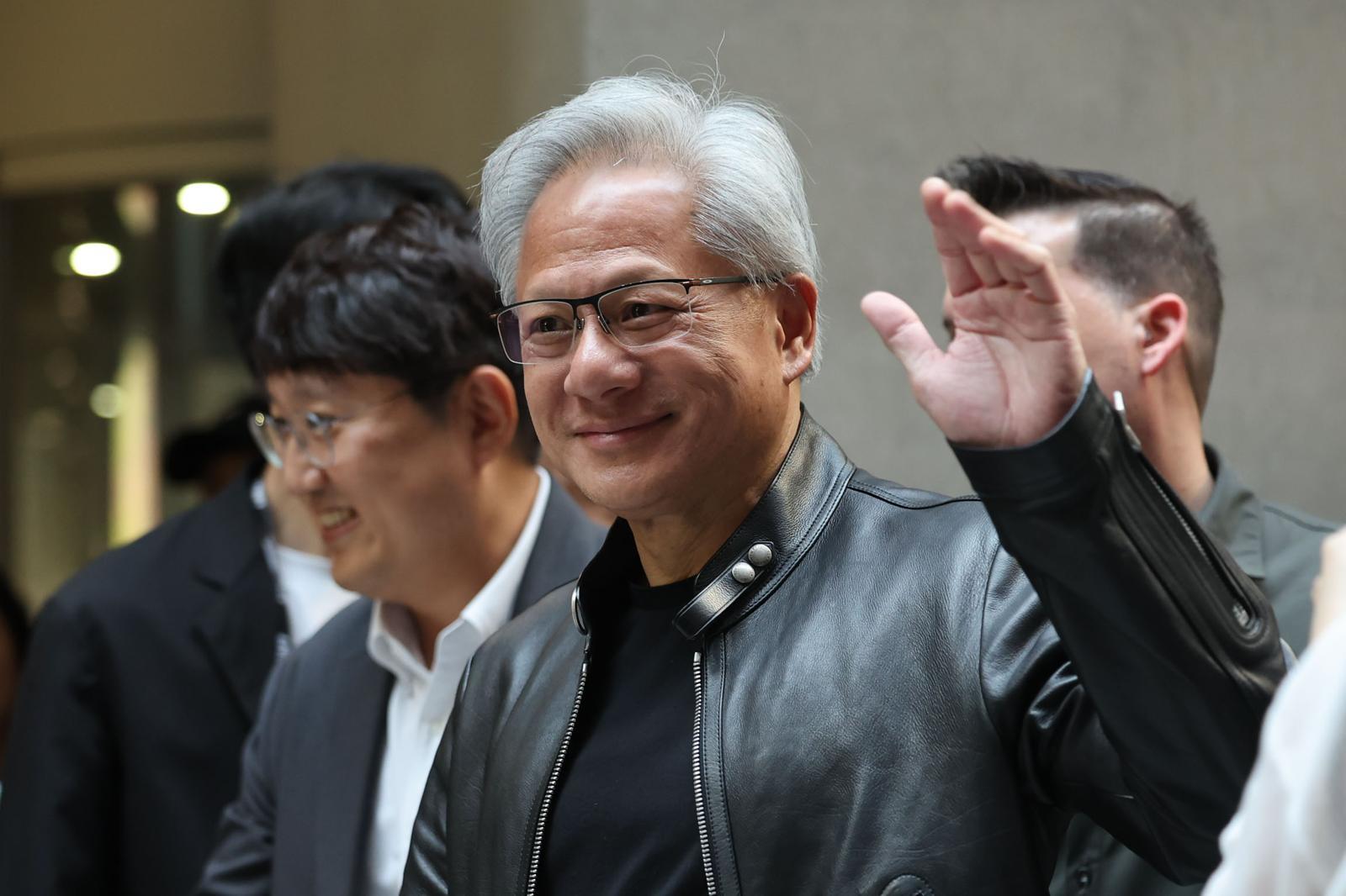 젠슨황 엔비디아 CEO가 8일 경기 성남 네이버1784 사옥을 방문해 손인사 하고 있다. 2026.06.08. [성남=뉴시스]