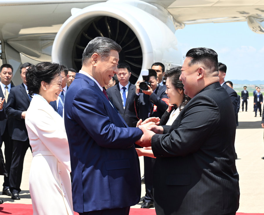 공항서 시진핑 직접 맞이한 김정은…최고 수준의 의전