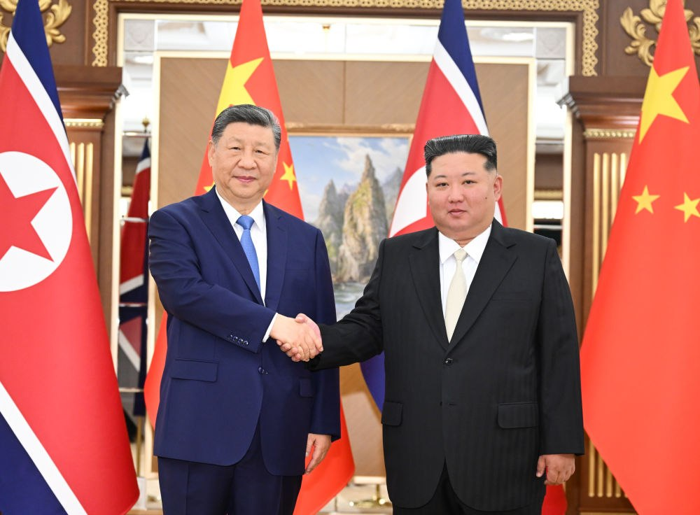 시진핑 중국 국가주석과 김정은 북한 국무위원장이 8일 평양 금수산 영빈관에서 정상회담을 개최했다. (신화통신 홈페이지)