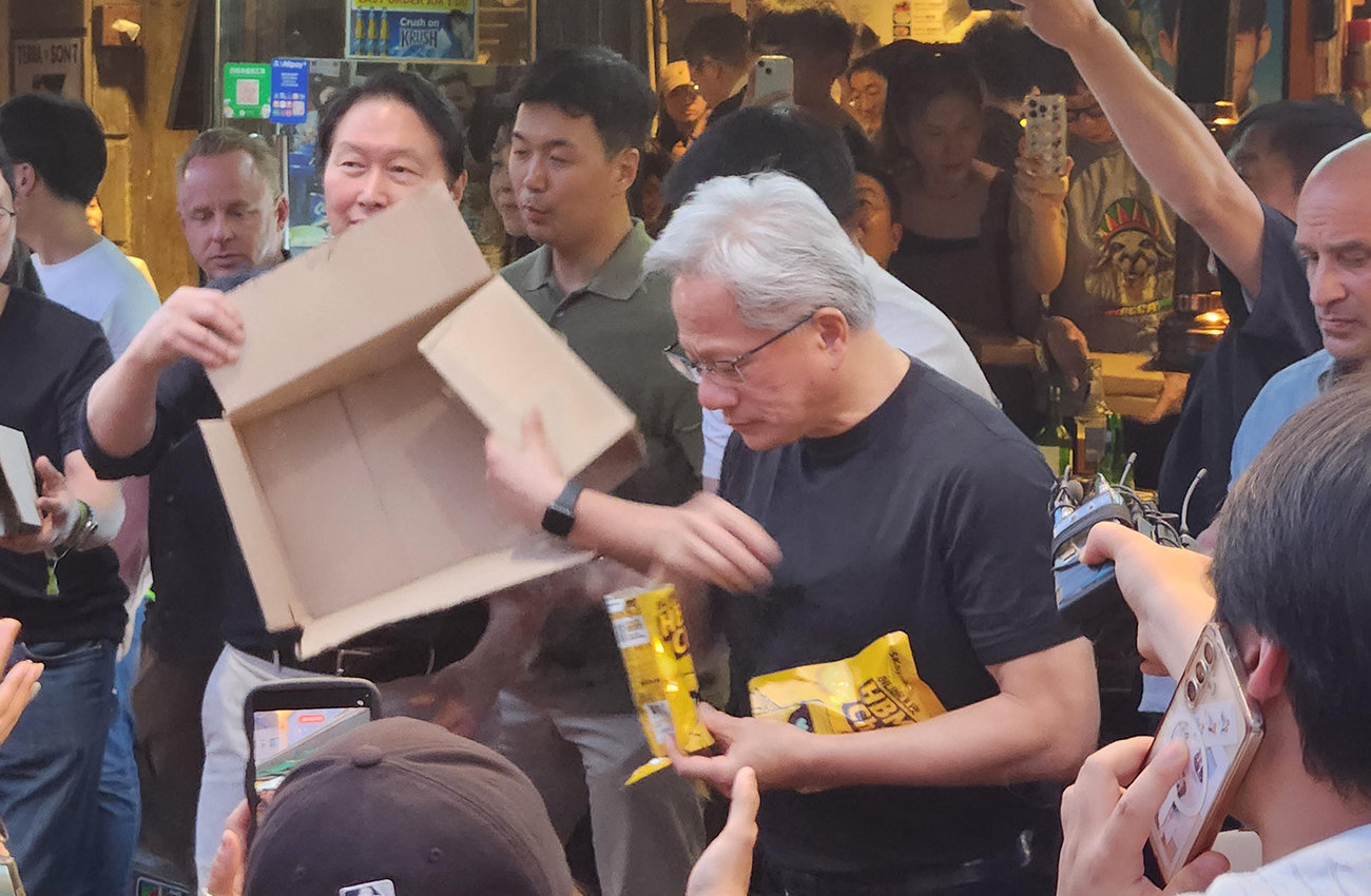 젠슨 황 엔비디아 최고경영자(CEO)가 5일 오후 서울 마포구 홍대입구역 인근에서 ‘세븐셀렉트 허니바나나맛 HBM칩’을 시민들에게 나눠주고 있다. 박태근 기자 ptk@donga.com