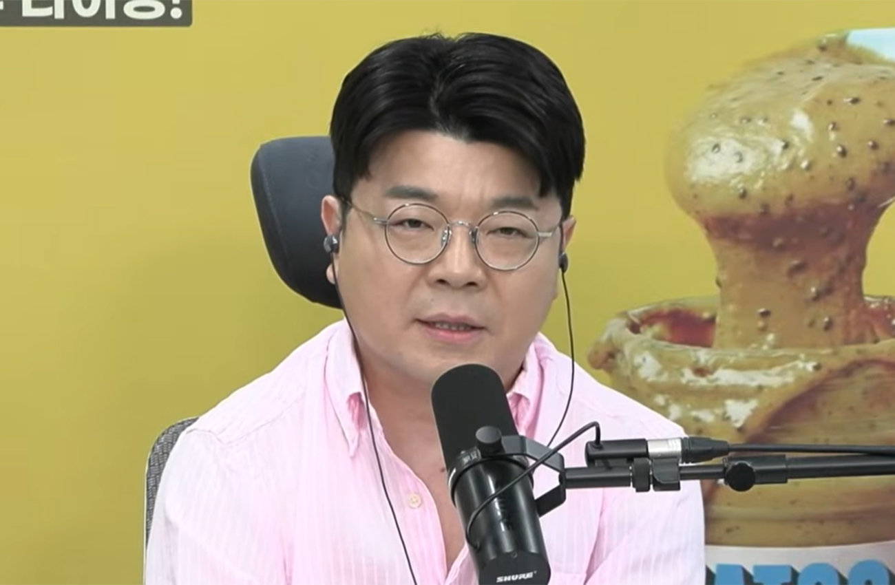 유튜브 채널 ‘매불쇼’ 진행자인 최욱 씨가 ‘일베’(일간베스트저장소) 회원을 겨냥해 “탱크로 밀어버려야 한다”고 말해 논란이 일자 8일 사과했다. 유튜브 채널 ‘[팟빵] 최욱의 매불쇼’ 영상 캡처