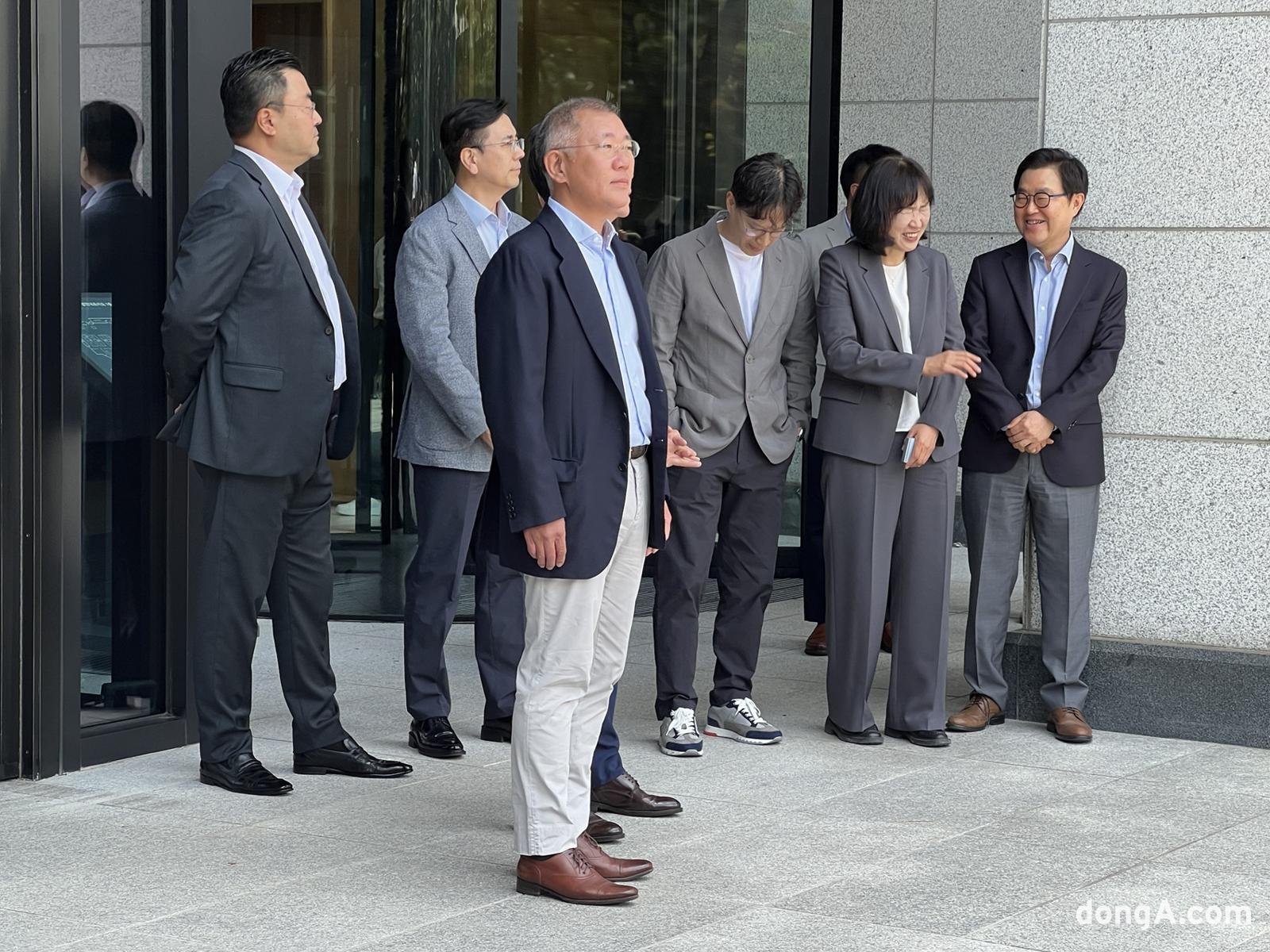 (왼쪽부터) 김흥수 부사장, 이한우 부사장(현대건설 대표), 정의선 회장, (뒤에) 장재훈 부회장, 박민우 사장(포티투닷 대표), 진은숙 사장, 신승규 부사장.
