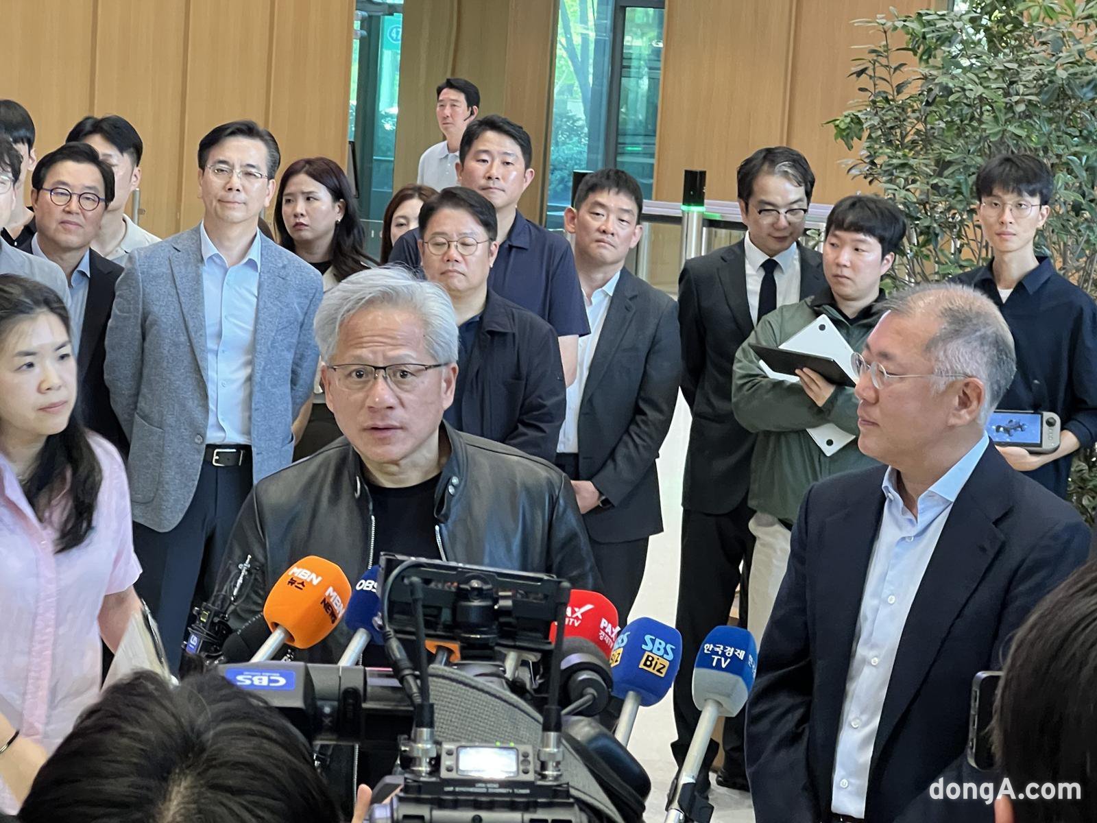 정의선 회장(오른쪽)과 젠슨 황 CEO가 질의응답을 하고 있다.