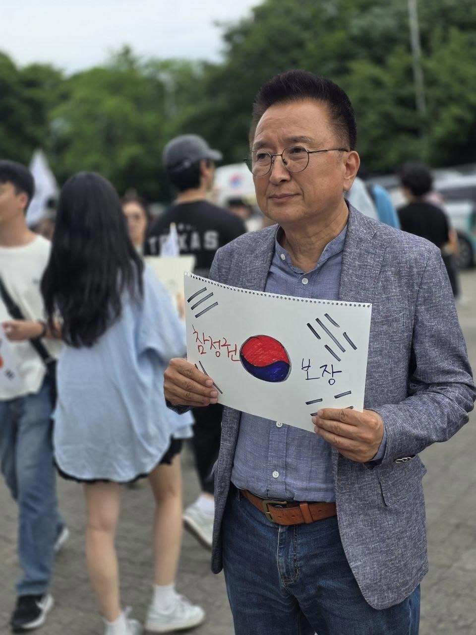충북지사 선거에서 낙선한 국민의힘 소속 김영환 전 지사가 6·3 지방선거 본투표 당일 청주의 한 투표소에서 선거인 명부 일부가 누락된 사태와 관련해 “부정선거로 간주한다”고 주장했다. 김 전 지사 페이스북 캡처