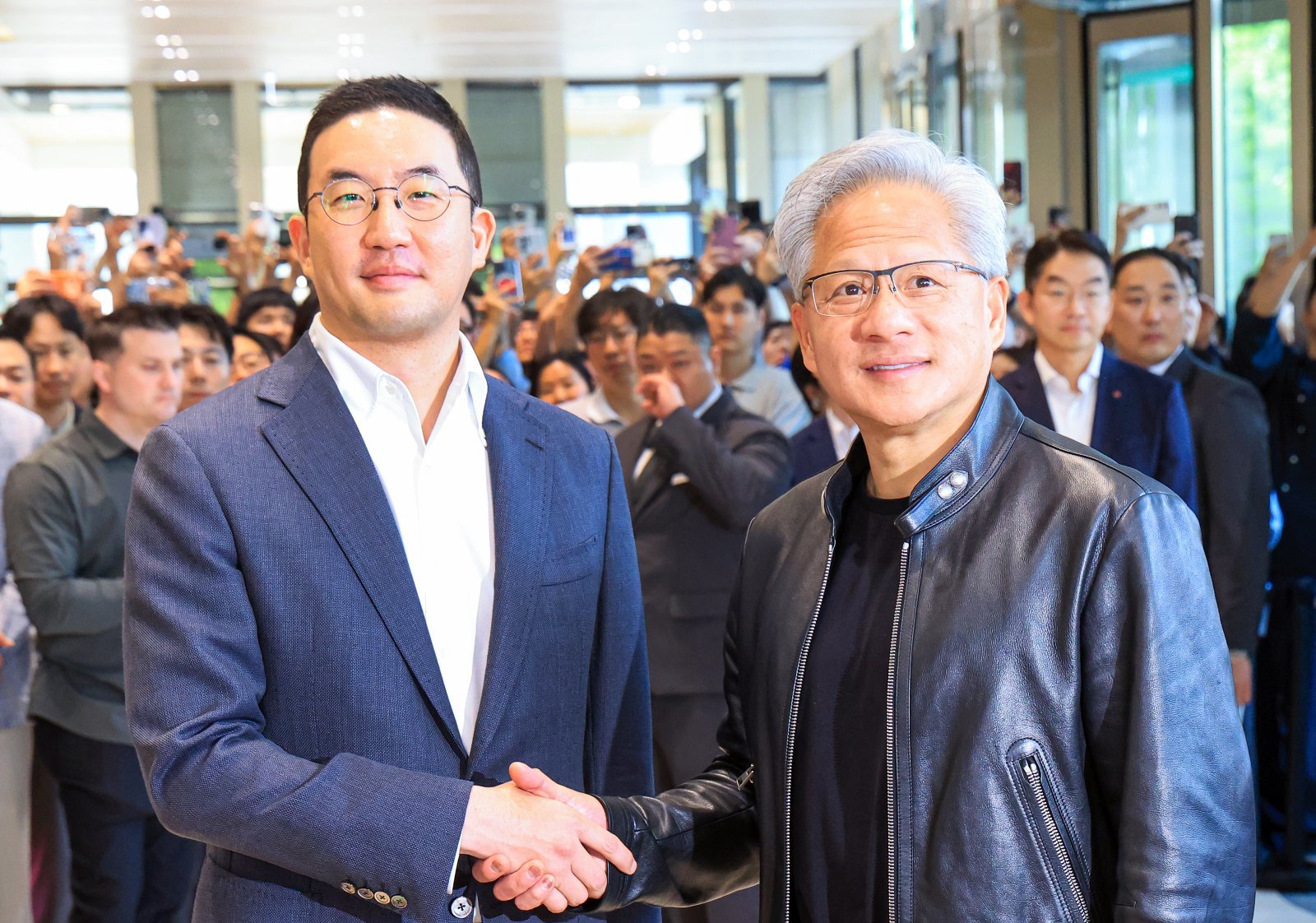 젠슨 황 엔비디아 CEO(오른쪽)와 구광모 LG 회장이 LG그룹 사옥에서 악수하고 있다. 뉴스1