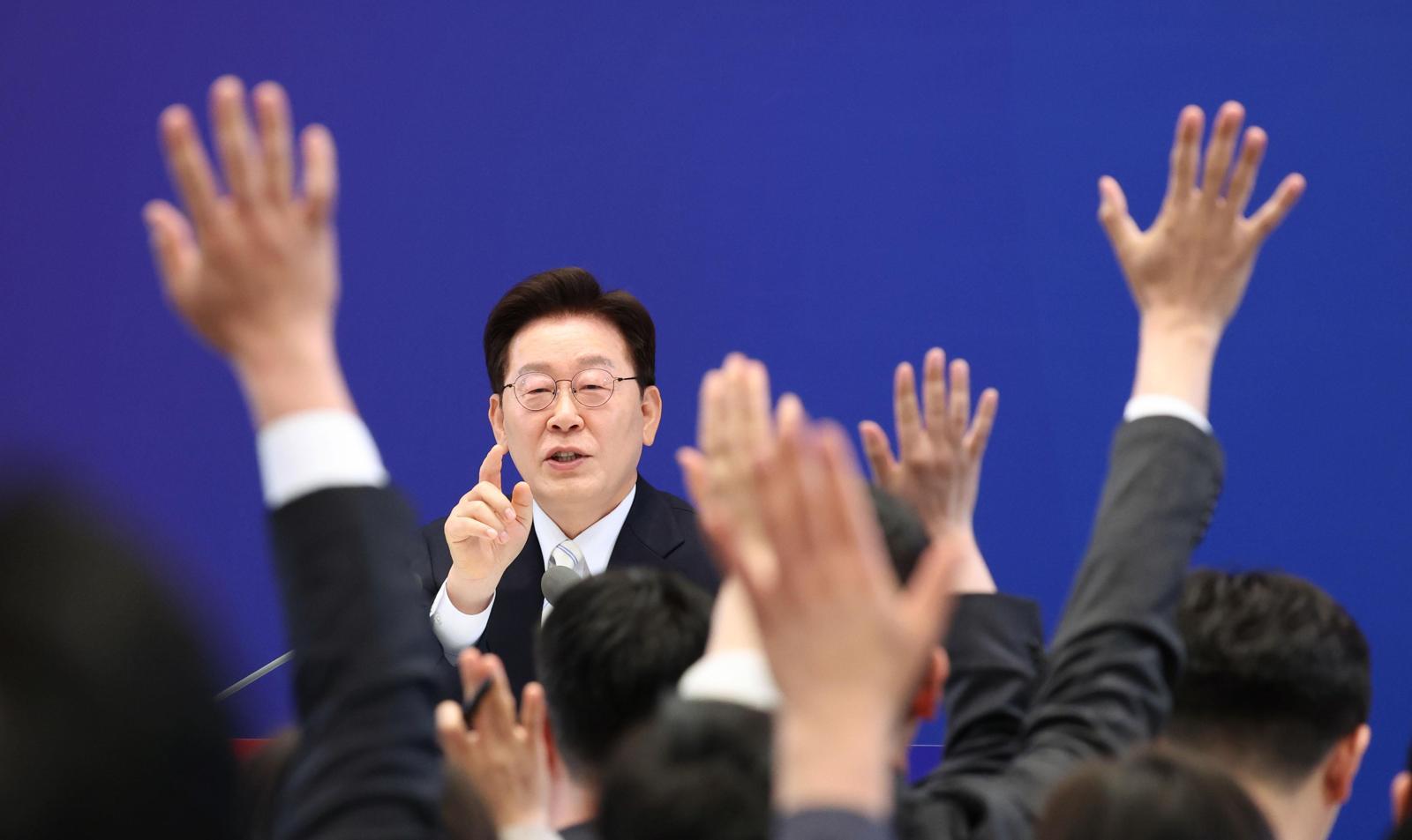 이재명 대통령이 8일 청와대 영빈관에서 열린 취임 1주년 기자회견에서 질문할 기자를 선정하고 있다. 이 대통령은 취임 후 4번째 공식 기자회견인 이날 약 2시간 45분에 걸쳐 21개의 질문에 답했다. 뉴시스
