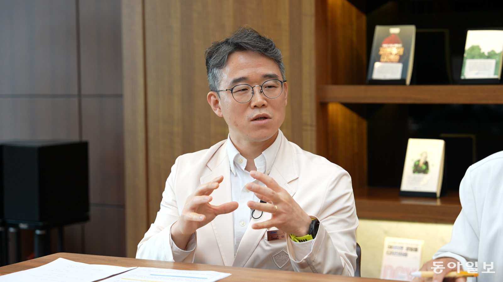 이윤규 강북삼성병원 혈액종양내과 교수가 동양인에게 흔히 발생하는 폐암의 특징과 국산 신약 폐암 표적 치료제 ‘렉라자’에 대해 설명하고 있다. 이진한 의학전문기자·의사 likeday@donga.com