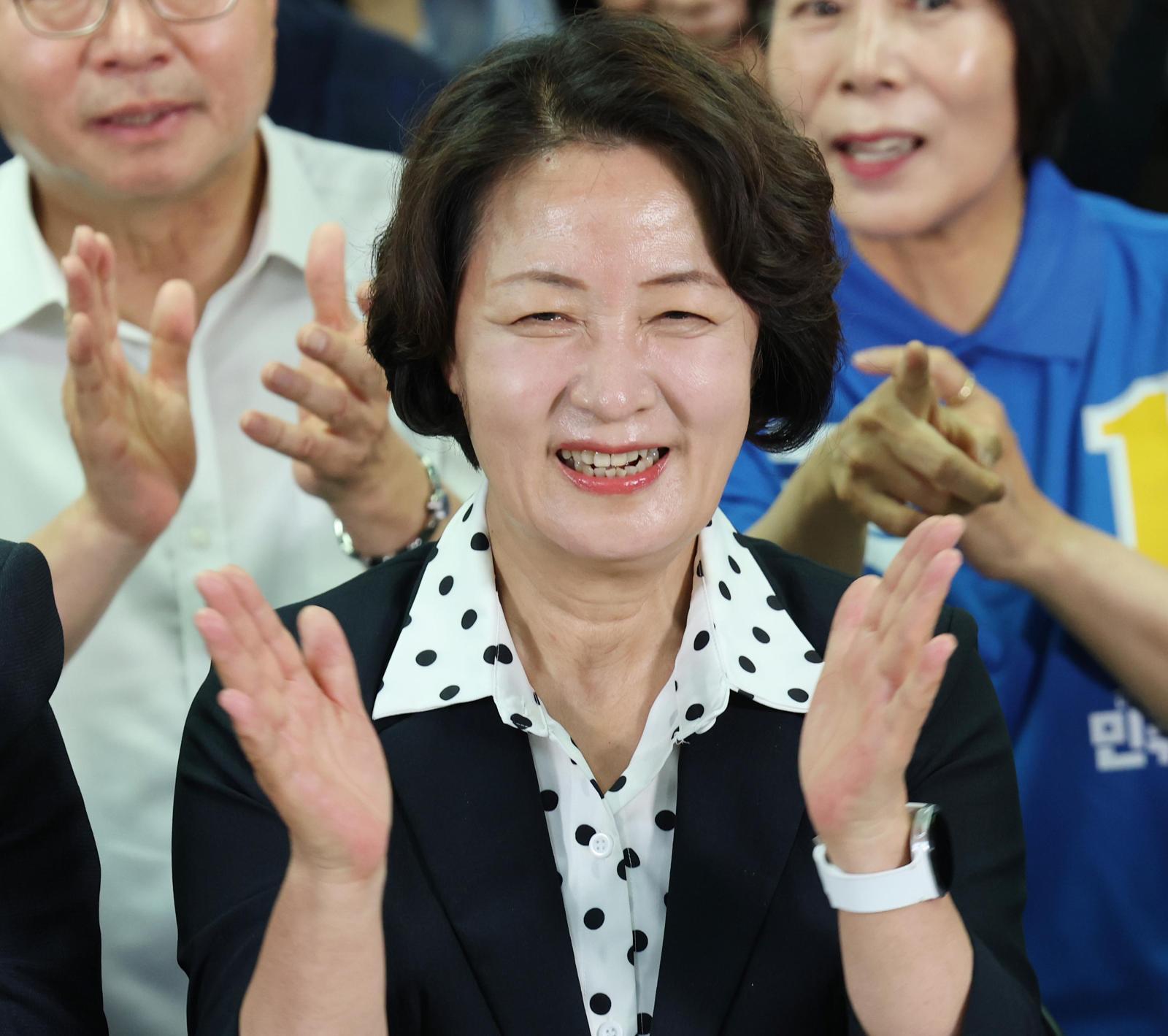 더불어민주당 추미애 경기도지사 당선인이 4일 오전 경기 수원시 선거사무소에서 경기지사 당선이 확실하다는 소식에 웃어 보이고 있다. 뉴스1