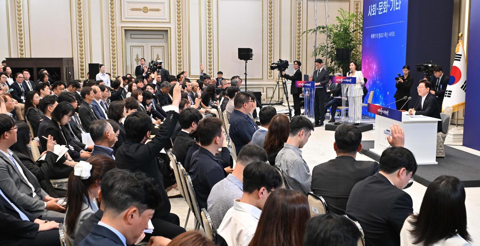 ‘공소 취소’ 묻자… 李 “법과 상식대로 하면 돼, 잘못됐으면 시정”