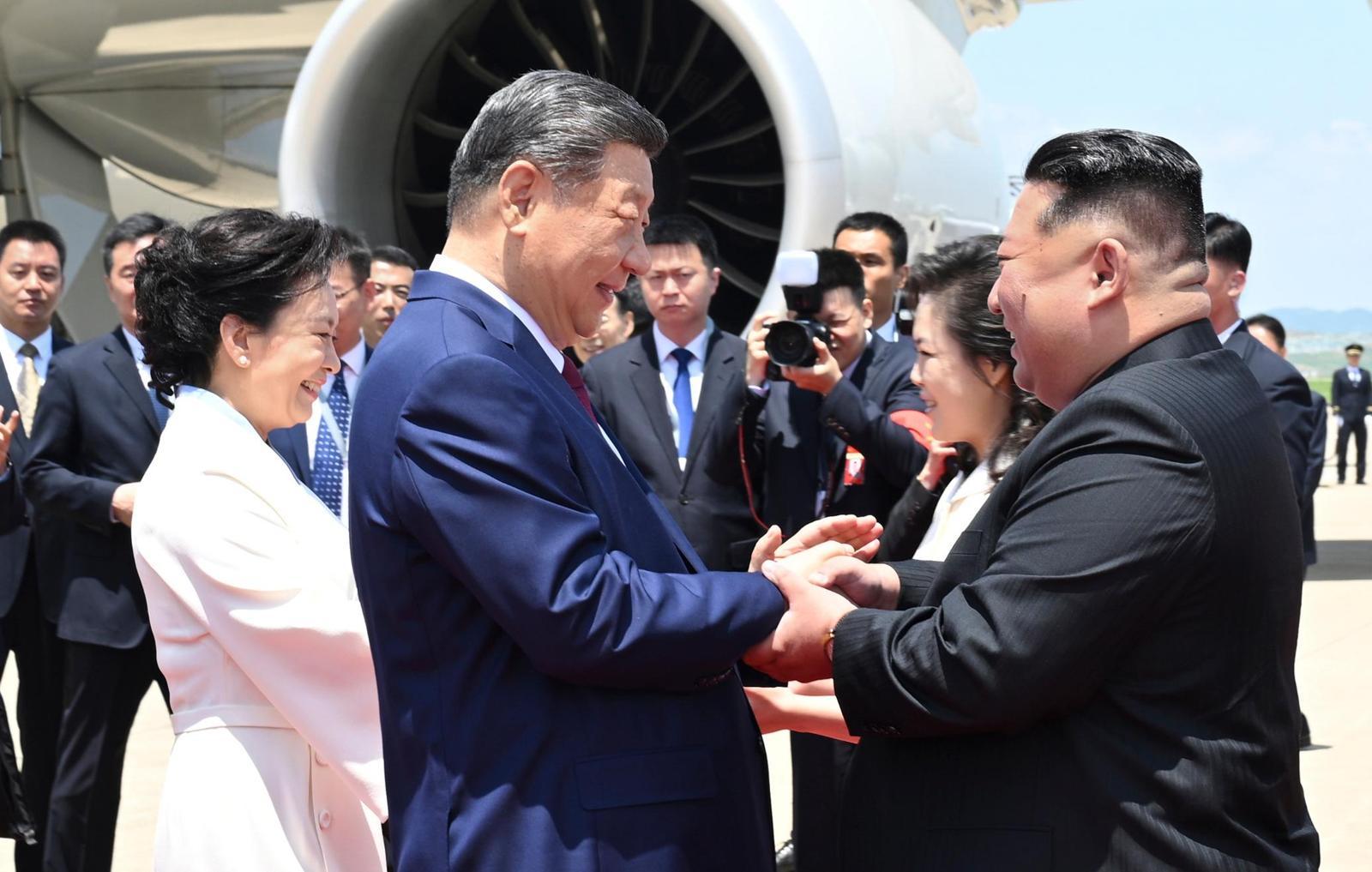 공항 환대
8일 북한 평양 순안공항에 도착한 시진핑 중국 국가주석(앞줄 왼쪽)과 김정은 북한 국무위원장(앞줄 오른쪽)이 환하게 웃으며 손을 맞잡고 있다. 시 주석의 부인 펑리위안 여사(뒷줄 왼쪽)와 김 위원장의 부인 리설주(뒷줄 오른쪽) 또한 남편들의 곁에서 인사하고 있다. 평양=신화 뉴시스