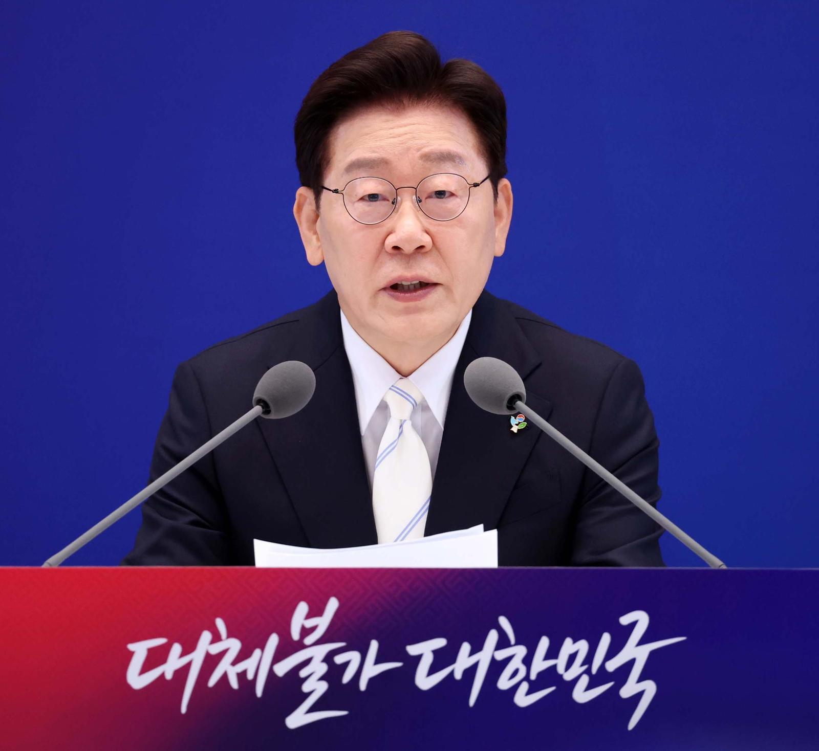 이재명 대통령이 8일 청와대 영빈관에서 열린 취임 1주년 기자회견에서 기자들의 질문에 답하고 있다. 
청와대사진기자단