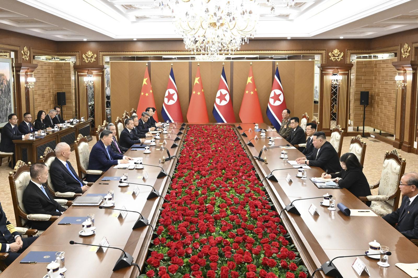시진핑(왼쪽 가운데) 중국 국가주석과 김정은 북한 국무위원장이 8일 북한 평양 금수산 영빈관에서 회담하고 있다. 2026.06.08. 평양=신화/뉴시스
