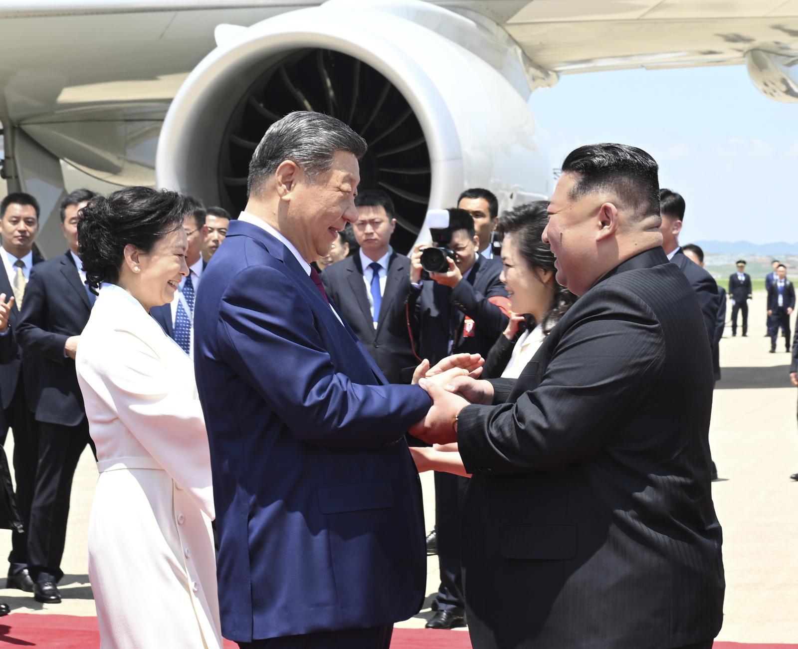 김정은 “북중친선, 새로운 높이로 인도…가장 강력한 본보기로”