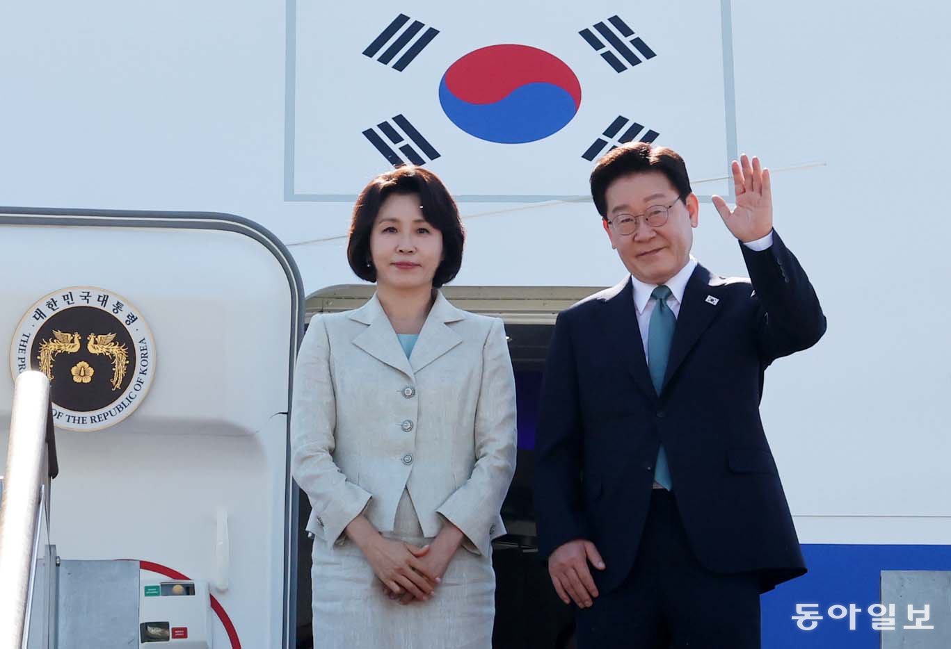 G7(주요7개국) 정상회의 참석을 계기로 유럽 순방길에 나서는 이재명 대통령과 김혜경 여사가 9일 오전 경기 성남시 서울공항에서 출국에 앞서 환송객들에게 인사 하고 있다. 2026.06.09. 김재명 기자 base@donga.com