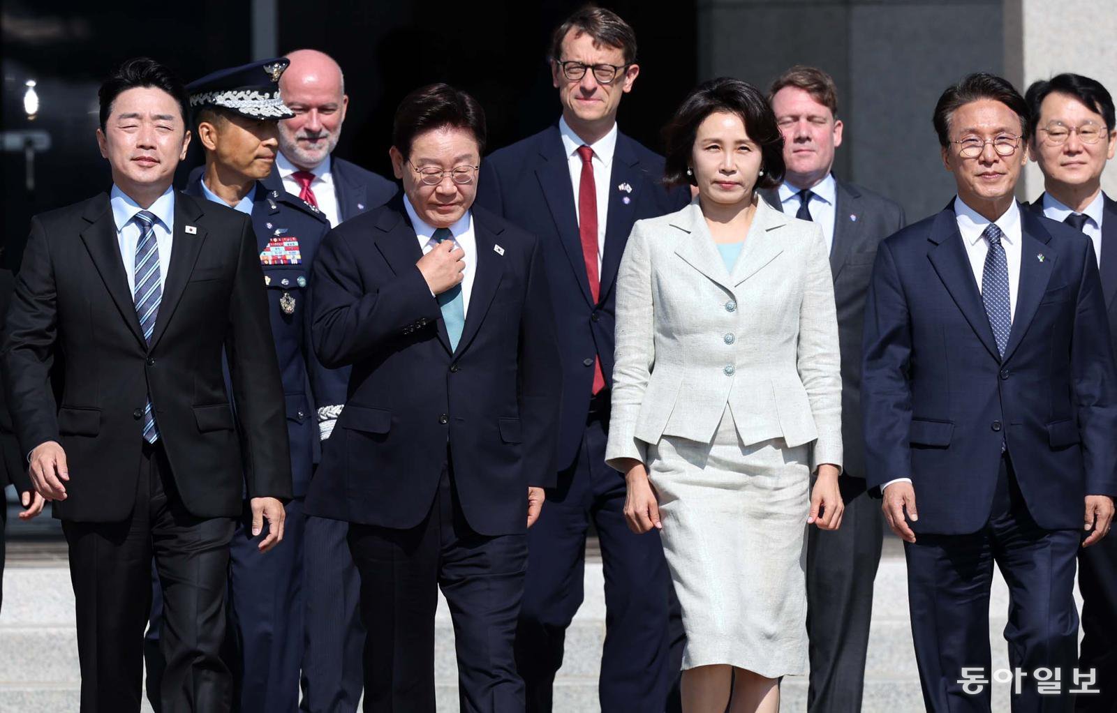 G7(주요7개국) 정상회의 참석을 계기로 유럽 순방길에 나서는 이재명 대통령과 김혜경 여사가 9일 오전 경기 성남시 서울공항에서 공군 1호기에 탑승하기 위해 이동하고 있다. 2026.06.09. 김재명 기자 base@donga.com